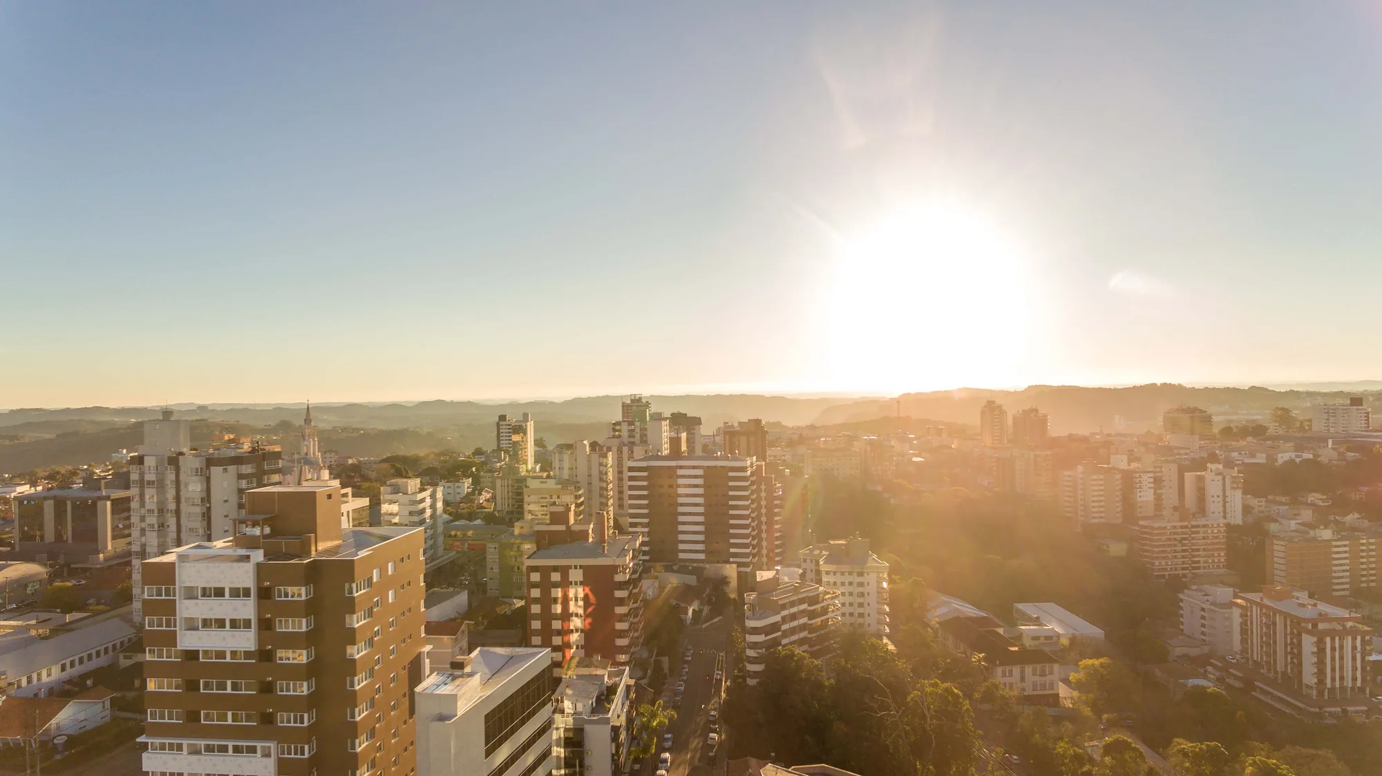 Vista aérea de Bento Gonçalves ao entardecer